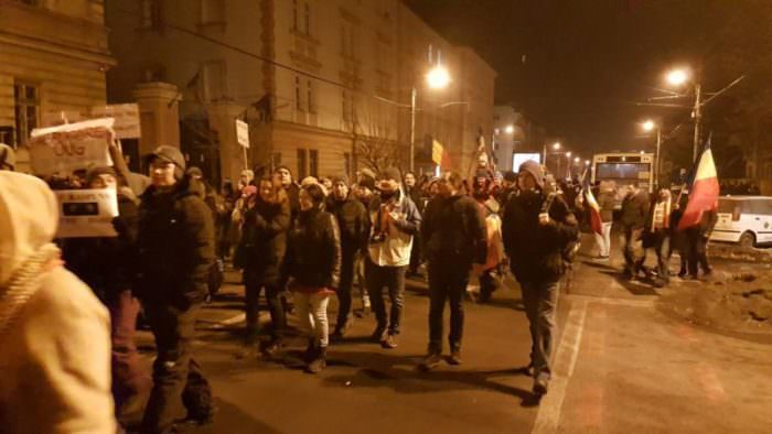 live video-foto peste 10.000 de oameni protestează acum pe străzile sibiului