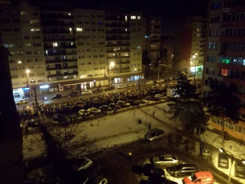 UPDATE LIVE VIDEO-FOTO Cei aproape 20.000 de protestatari sibieni și-au schimbat traseul