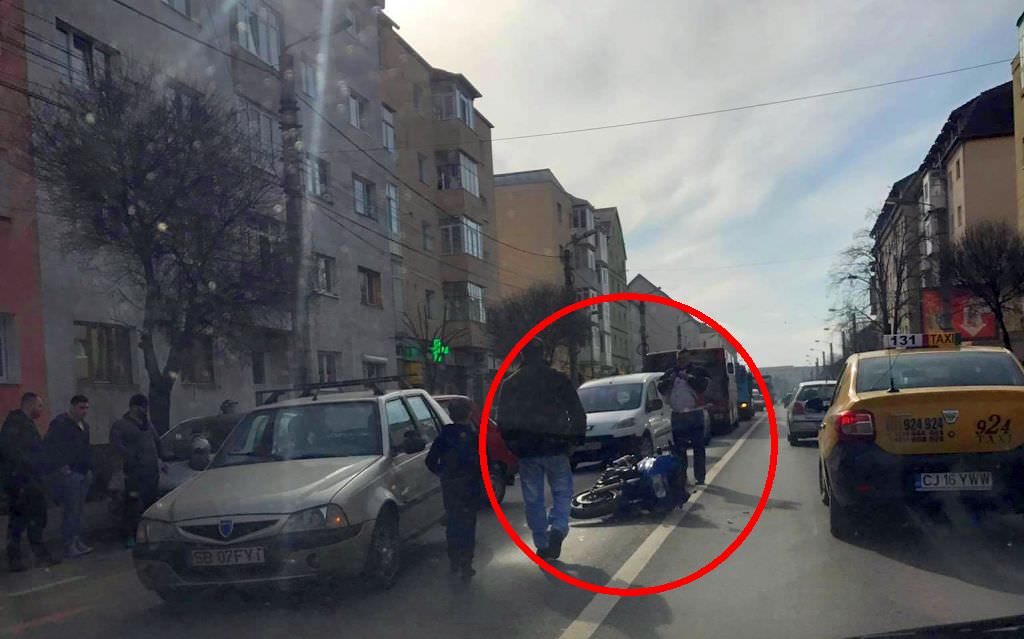 foto – motociclist acroșat de o mașină pe strada semaforului