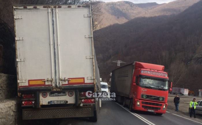 video foto - un tir s-a rupt în două pe valea oltului în zona viaductului lotrișor