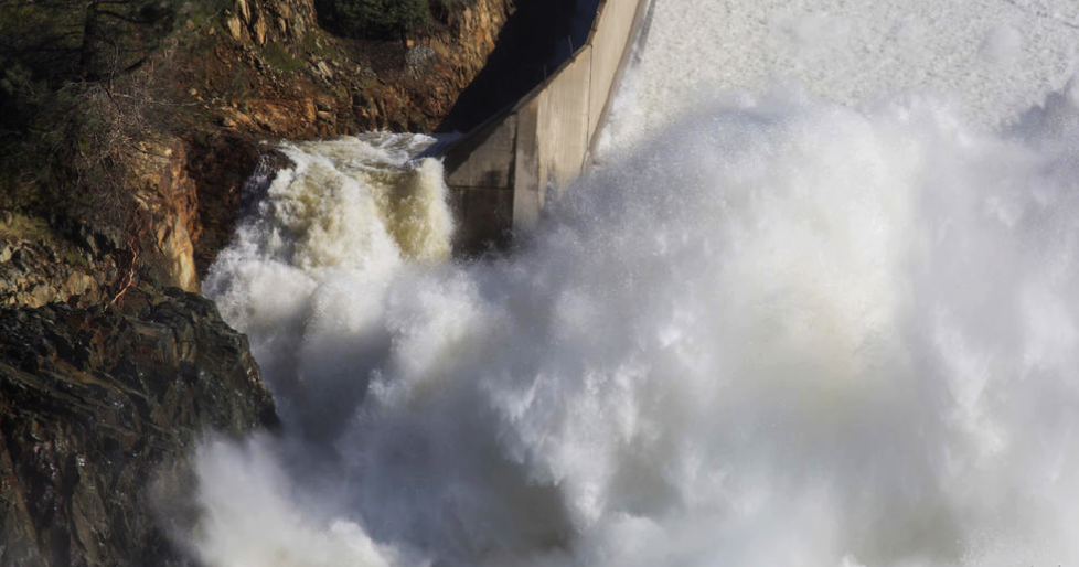 peste 200.000 de persoane evacute din cauza iminenței ruperii unui baraj în amonte de san francisco video live