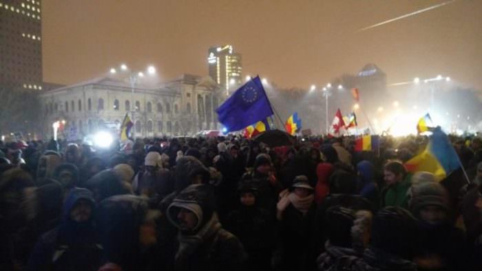 foto- peste 4000 de manifestanți au facut un om de zăpadă decorat cu steagul româniei în piața victoriei
