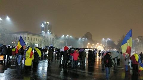 video foto - aproximativ 300 de persoane protestează în piața victoriei din bucurești