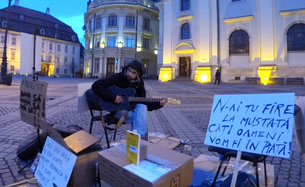 video-foto actorul ”charlie” fălămaș și-a mutat biroul în piața mare. ”stau aici până când guvernul va demisiona”