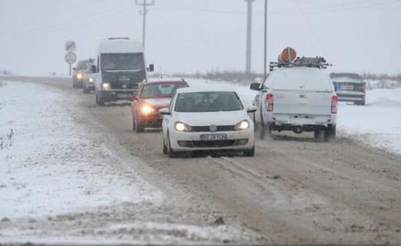 se circulă în condiții de iarnă pe mai multe drumuri naționale și autostrăzi din românia
