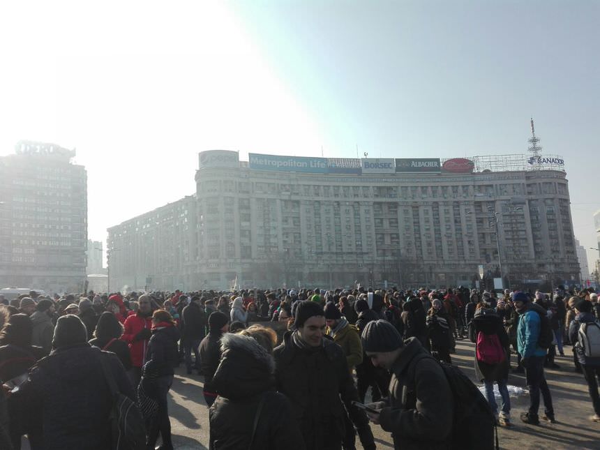 live video - peste 1.500 de oameni protestează acum în fața guvernului în bucurești. imagini în direct