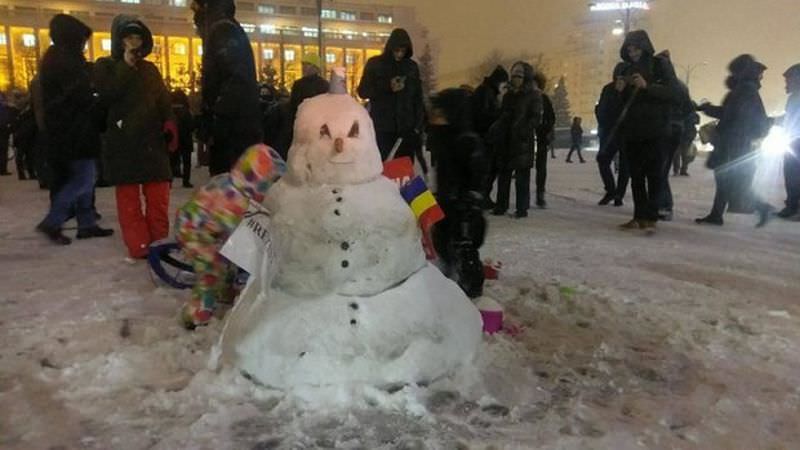 foto- peste 4000 de manifestanți au facut un om de zăpadă decorat cu steagul româniei în piața victoriei