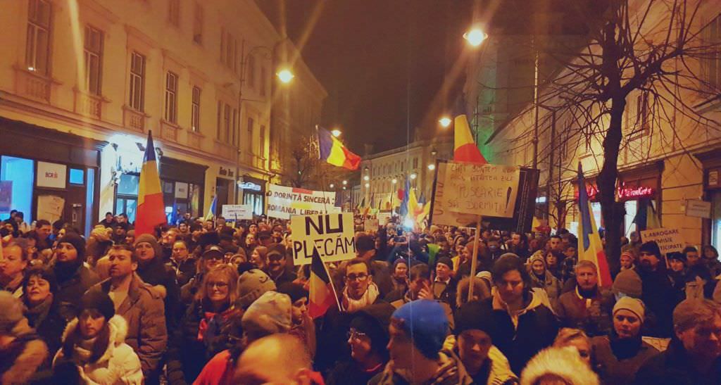 video – sibiul rezistă. protestul de sâmbătă s-a încheiat cu ’’deșteaptă-te române’’ din vocile a aproape 30.000 de sibieni