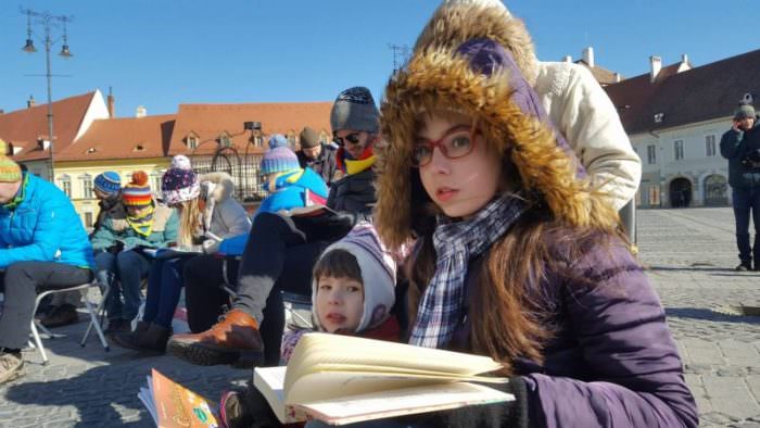 video foto- aproximativ 300 de sibieni au protestat duminică citind în piața mare