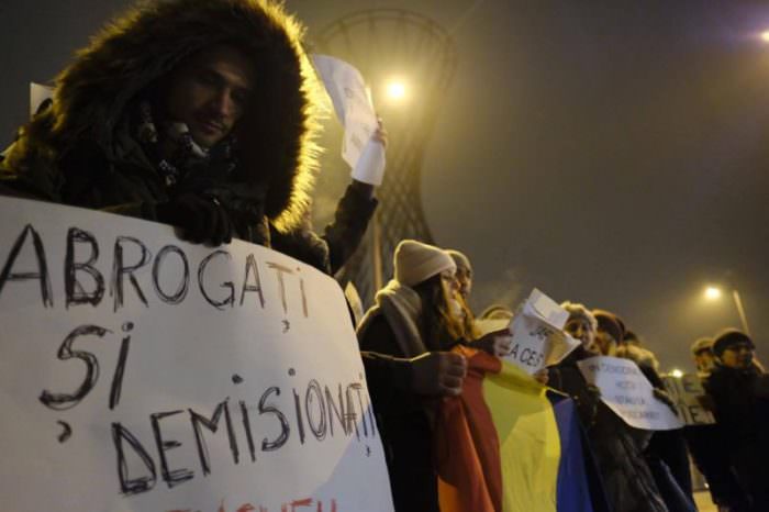 video-foto peste 100 de români protestează în fața consulatului româniei din munchen