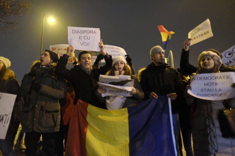 video-foto peste 100 de români protestează în fața consulatului româniei din munchen