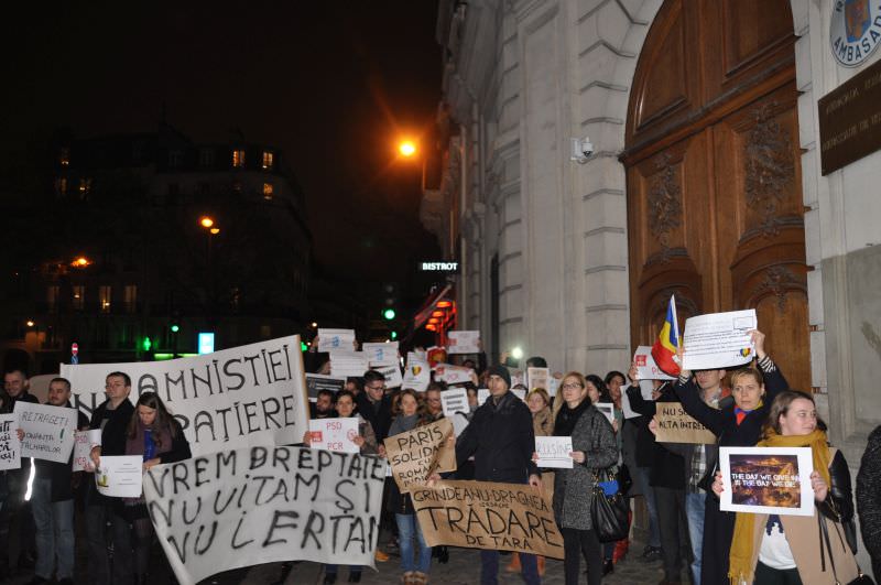 foto - românii din franța au protestat miercuri seară în fața ambasadei din paris