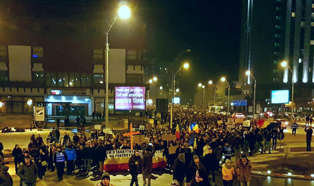 update video - foto aproape 20.000 de oameni au ieșit joi seară în stradă la sibiu. s-a protestat pașnic și civilizat