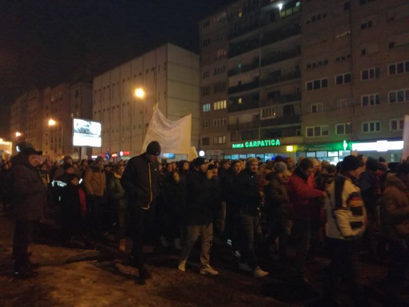 sibiul în direct- zeci de mii de oameni urmăresc live protestul pe ora de sibiu. imagini în direct