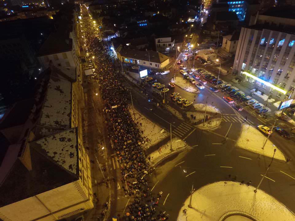 live video - peste 20.000 de oameni în stradă la sibiu. protestează acum pe străzile orașului