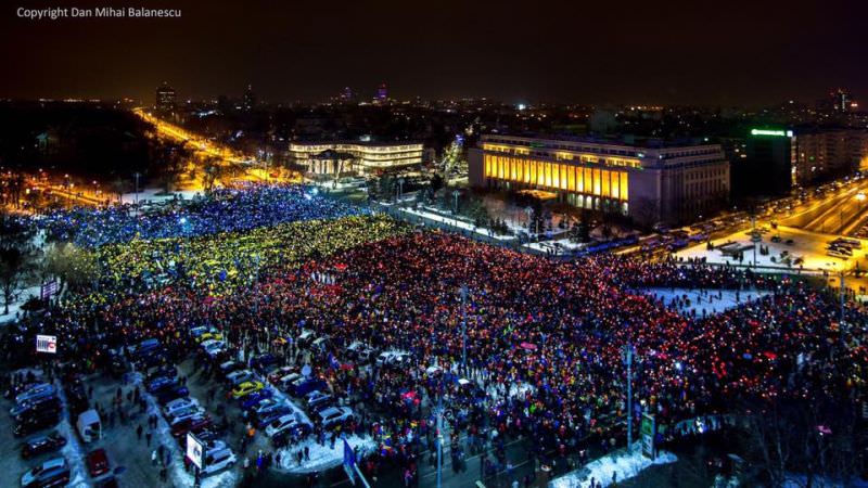 update video foto - peste 70.000 de protestatari au făcut un tricolor uman în piața victoriei din capitală
