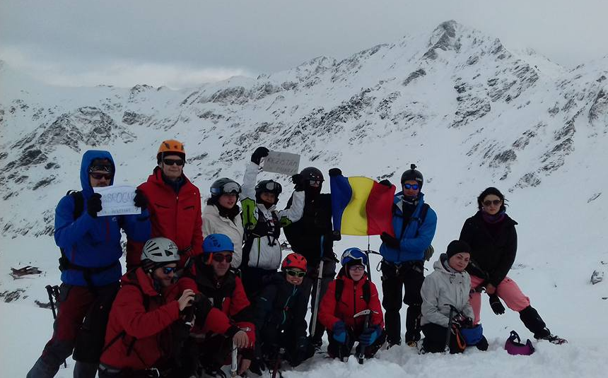 foto – alpinistul sibian teodor tulpan a protestat în vârful muntelui. #rezistăm