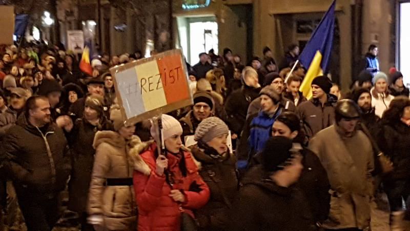 aproximativ 200 de persoane au sărbătorit abrogarea ordonanţei 13 duminică, la braşov. timişorenii au realizat steagul uniunii europene din hârtii colorate