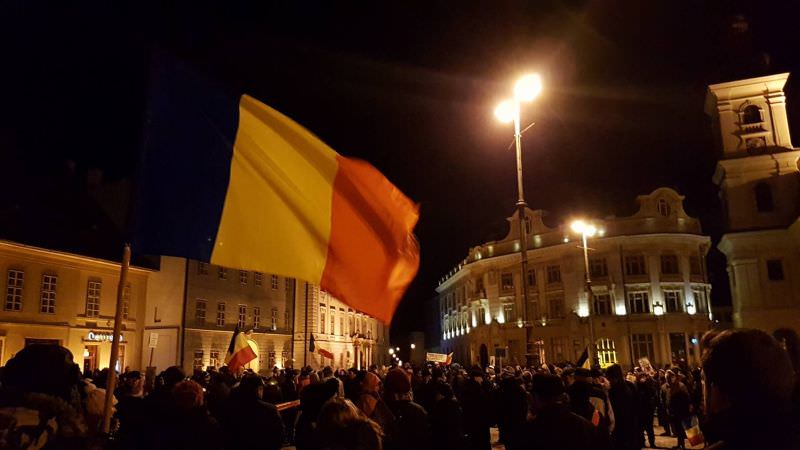 video foto - aproape 600 de oameni în stradă în a 11-a zi de proteste la sibiu. la final s-a cântat imnul româniei