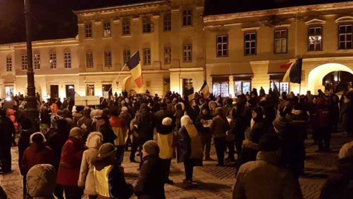 video foto - aproape 600 de oameni în stradă în a 11-a zi de proteste la sibiu. la final s-a cântat imnul româniei