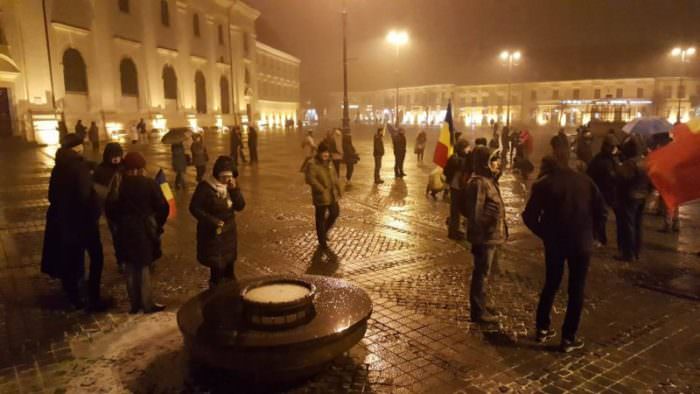 foto video - mai puțin de 500 de sibieni au protestat duminică pe o vreme potrivnică. s-a scandat #rezist