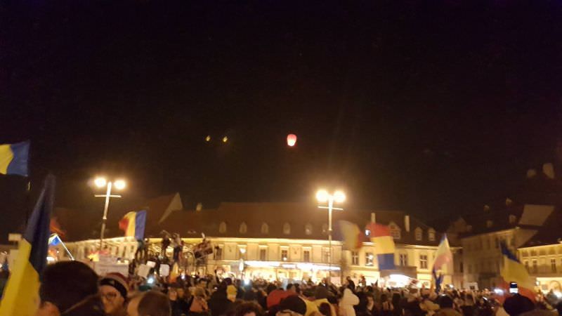 live video-protestatarii au cântat imnul româniei și au lansat lampioane în piața mare din sibiu
