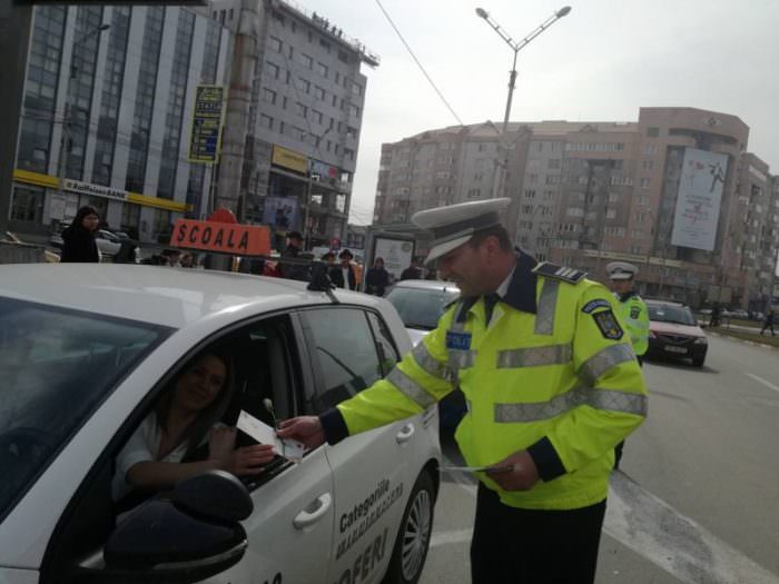 video foto - șoferițe amendate de polițiști cu flori de 8 martie la sibiu