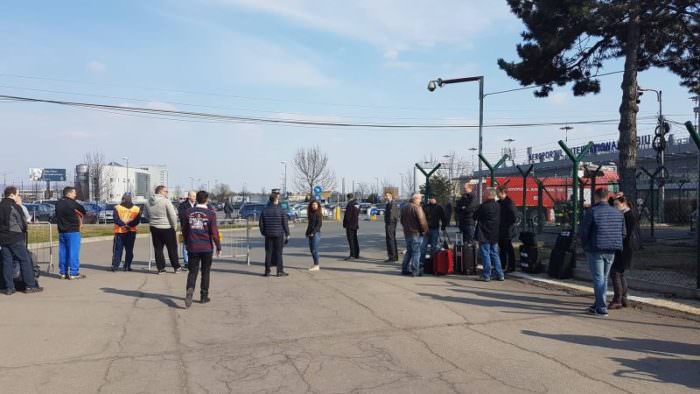 update video foto - aeroportul din sibiu evacuat din pricina unui colet suspect