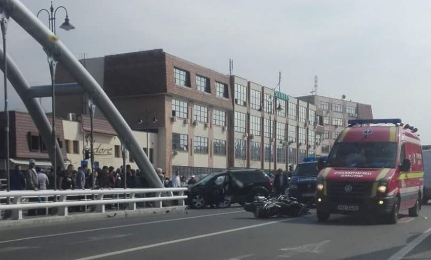 update foto - motociclist lovit în plin de o mașină lângă podul la piața cibin