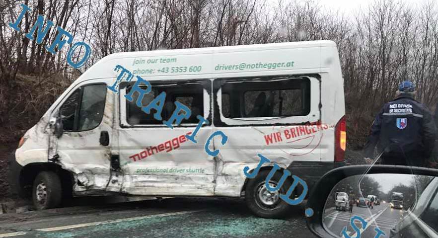 foto – tamponare la slimnic pe dn7 între două microbuze. patru persoane rănite