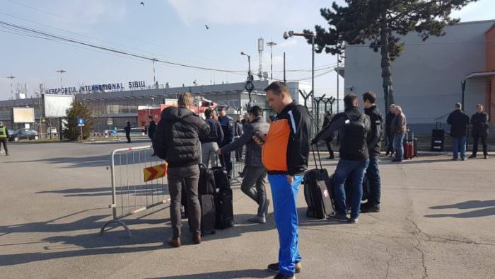 update video foto - aeroportul din sibiu evacuat din pricina unui colet suspect