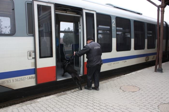 foto - colete și obiecte suspecte în tren și pe peron în gara sibiu. e doar un exercițiu