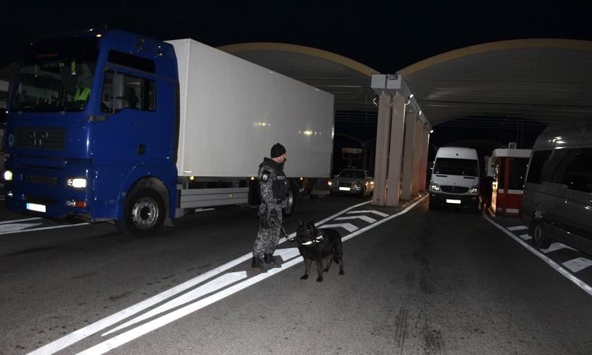 VIDEO FOTO - Razie în vamă la Giurgiu. Un camion cu carne a fost confiscat