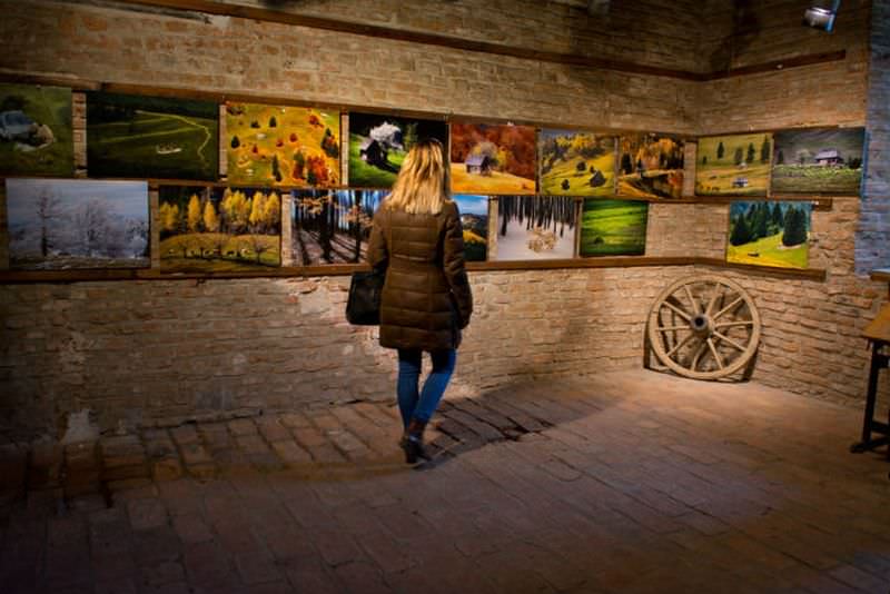 centrul cultural maghiar sărbătorește 11 ani de funcționare prin expoziții de fotografie