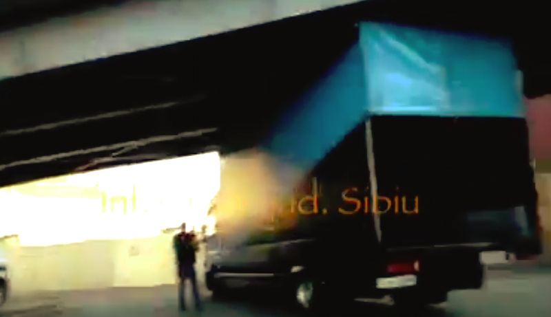 video – a ignorat restricția de înălțime și a rămas cu mașina înțepenită sub viaductul de pe calea șurii mici
