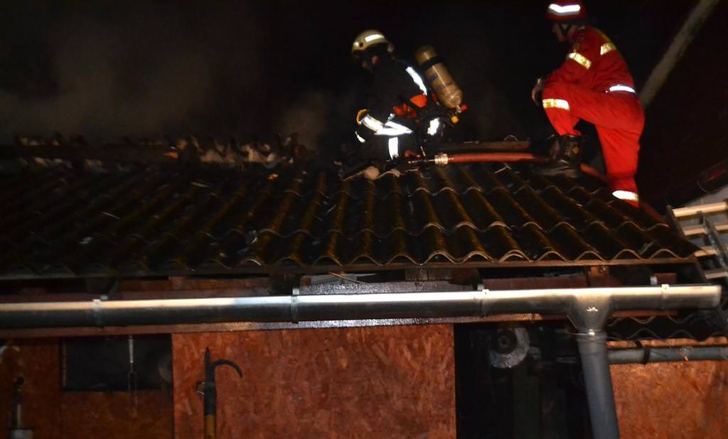 incendiu puternic stins după mai bine de trei ore de pompieri în laslea. o casă s-a făcut scrum