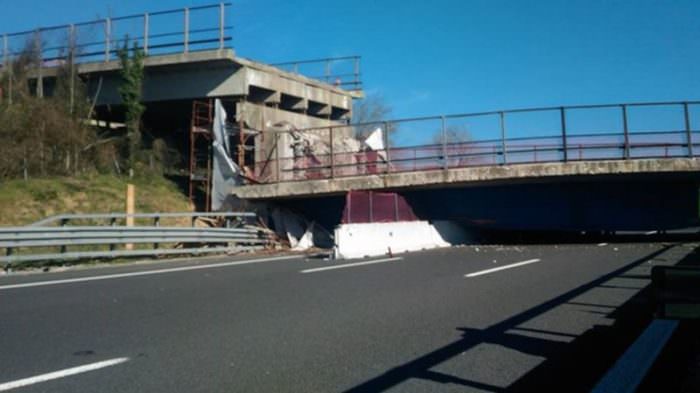 video foto - trei români răniți în italia după ce un pod s-a prăbușit pe o autostradă