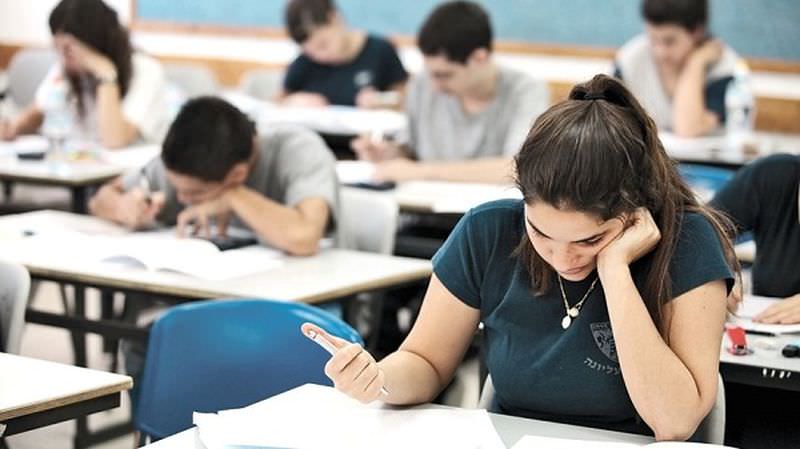 începe evaluarea națională - peste 3.500 de elevi sibieni susțin luni examenul la limba română