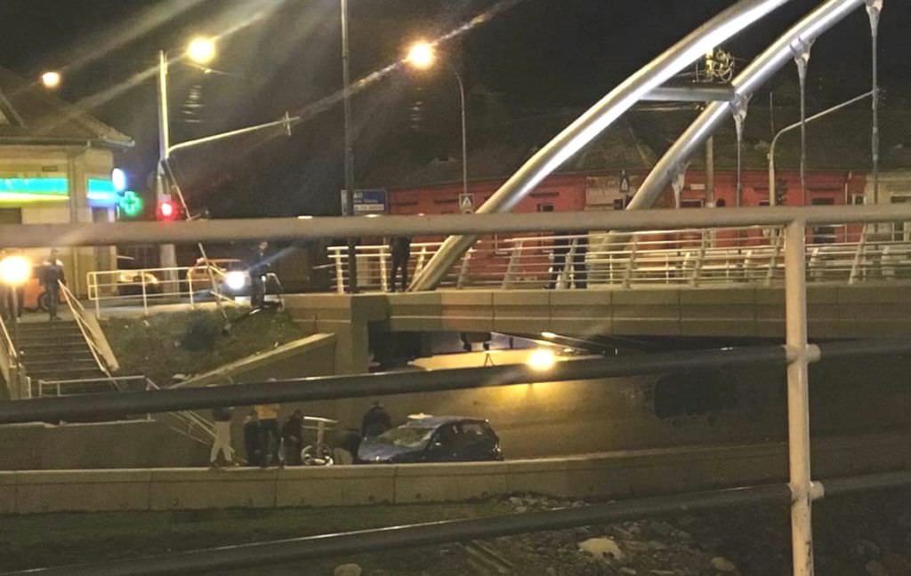 update video foto - accident spectaculos la piața cibin. o șoferiță a plonjat cu mașina sub pod