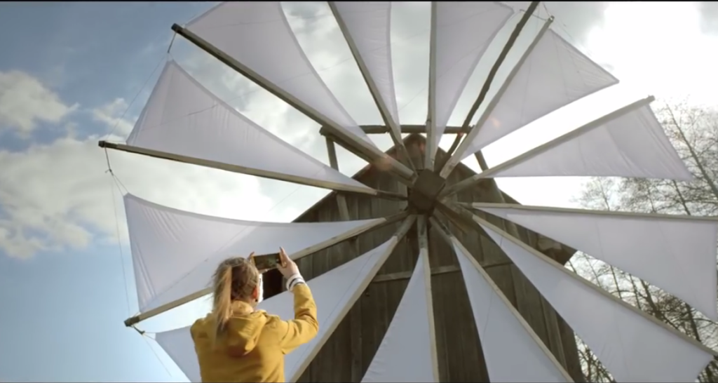 video – noua reclamă orange filmată la sibiu. cadre de pe podul minciunilor și muzeul în aer liber