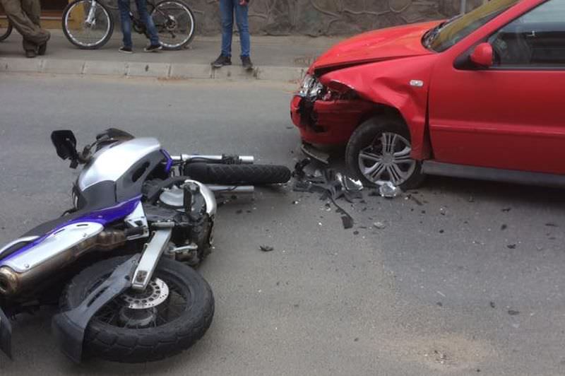 foto - motociclist lovit de o mașină care nu i-a acordat prioritate pe strada băicoi