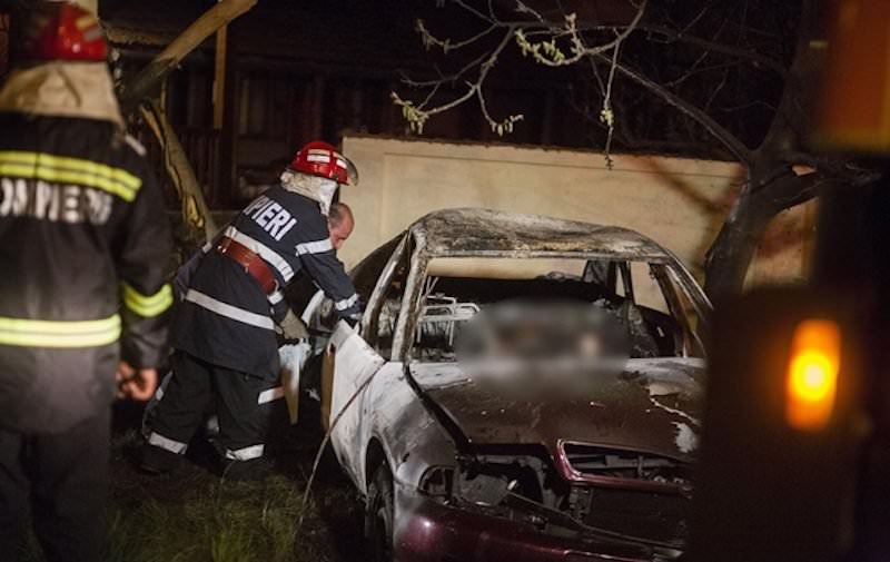 foto - mașină în flăcări - două persoane au murit carbonizate, iar șoferul vinovat a fugit