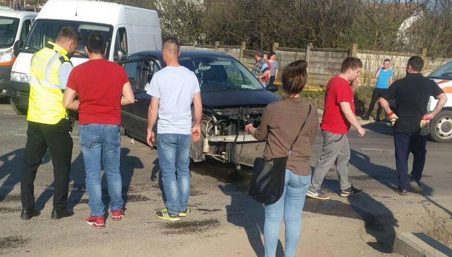 update video foto - doi răniți într-un accident cu trei mașini în apropiere de sibiu pe dn14