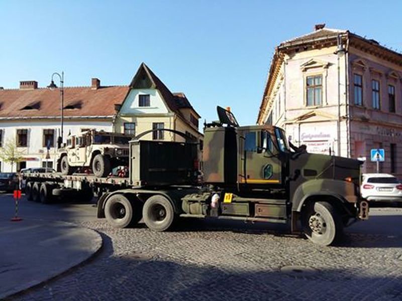 foto - update - trafic blocat de un trailer al us army în zona centrului istoric