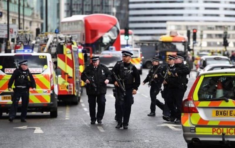 o femeie a fost împușcată și alte patru persoane arestate de autoritățile britanice în operațiuni antiteroriste