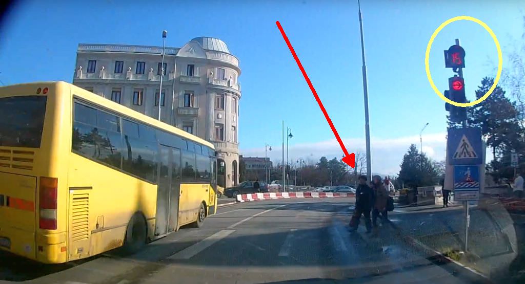 video –autobuz tursib trece pe roșu, poliția depășește pe linia continuă, iar un dric forțează intersecția la tălmaciu