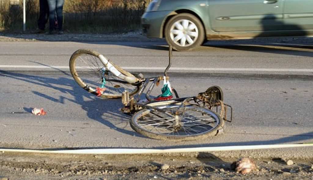 biciclist grav rănit după ce a căzut într-un șanț