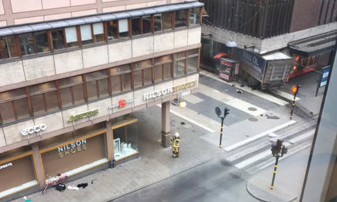 update video - un camion a intrat într-un magazin la stockholm. trei oameni au murit