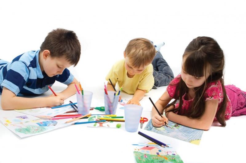 copii din sibiu desenează pentru o expoziție importantă de la bruxelles