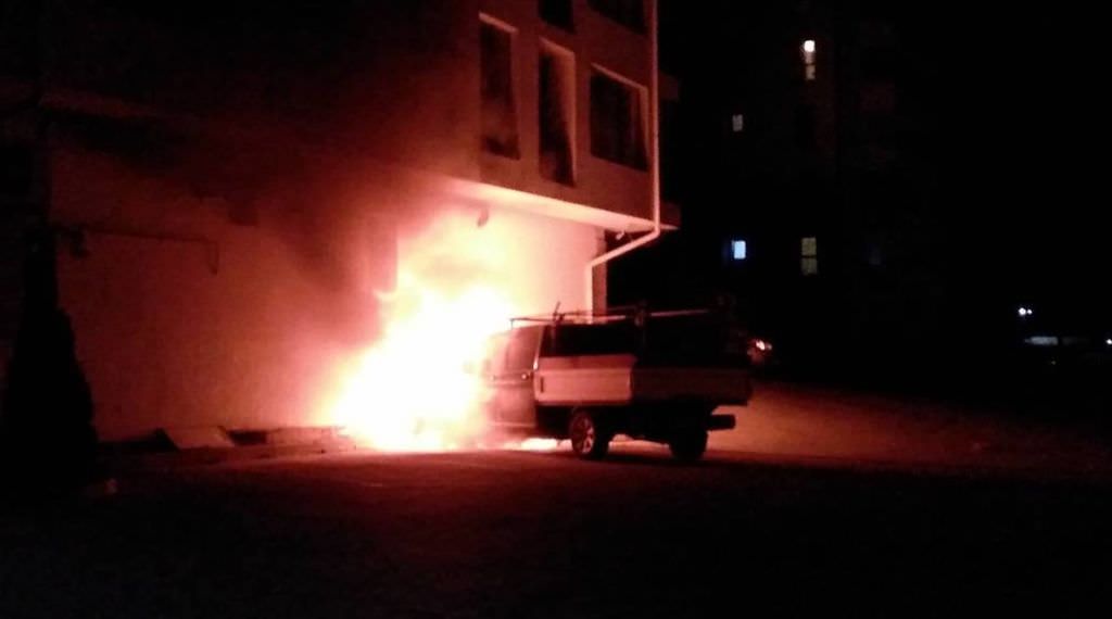 update video foto – incendiu violent pe strada doamna stanca. o mașină a fost mistuită de flăcări
